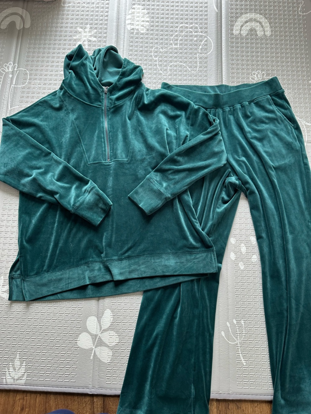 Cable & Gauge Studio Green Velour Lounge Set